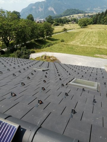 Chantier rénovation toiture et zinguerie complète avec la pose de panneaux solaire sur la commune de Faverges